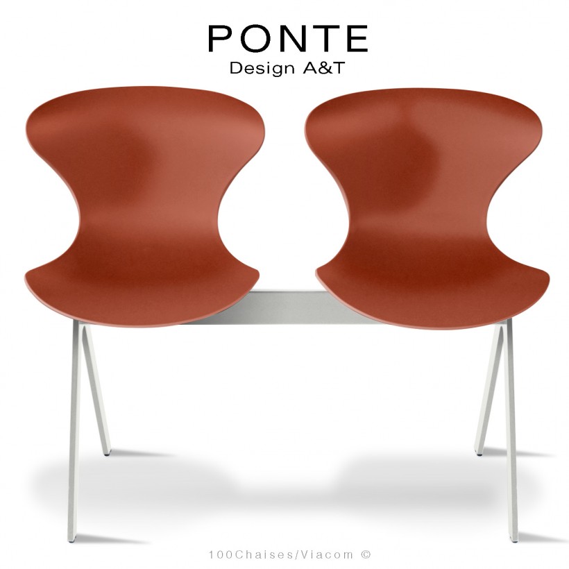 Banc ou assise sur poutre PONTE, 2 places, coque plastique rouge-brique, piétement acier peint blanc sécurité.