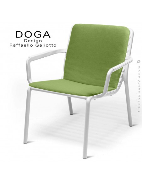 Fauteuil lounge design DOGA relax, structure et assise plastique monobloc couleur blanc, coussin vert avocat.