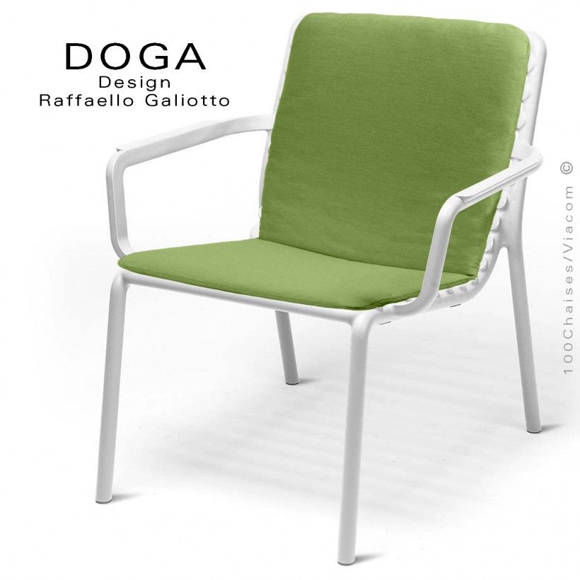 Fauteuil lounge design DOGA relax, structure et assise plastique monobloc couleur blanc, coussin vert avocat.