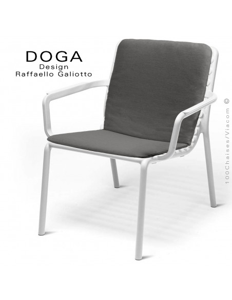 Fauteuil lounge design DOGA relax, structure et assise plastique monobloc couleur blanc, coussin couleur gris fumé.