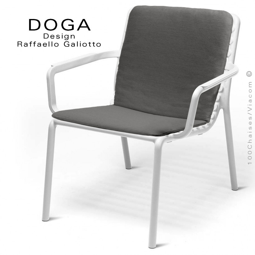 Fauteuil lounge design DOGA relax, structure et assise plastique monobloc couleur blanc, coussin couleur gris fumé.