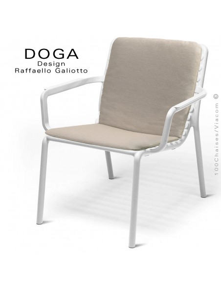 Fauteuil lounge design DOGA relax, structure et assise plastique monobloc couleur blanc, coussin couleur lin.