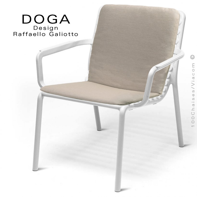 Fauteuil lounge design DOGA relax, structure et assise plastique monobloc couleur blanc, coussin couleur lin.