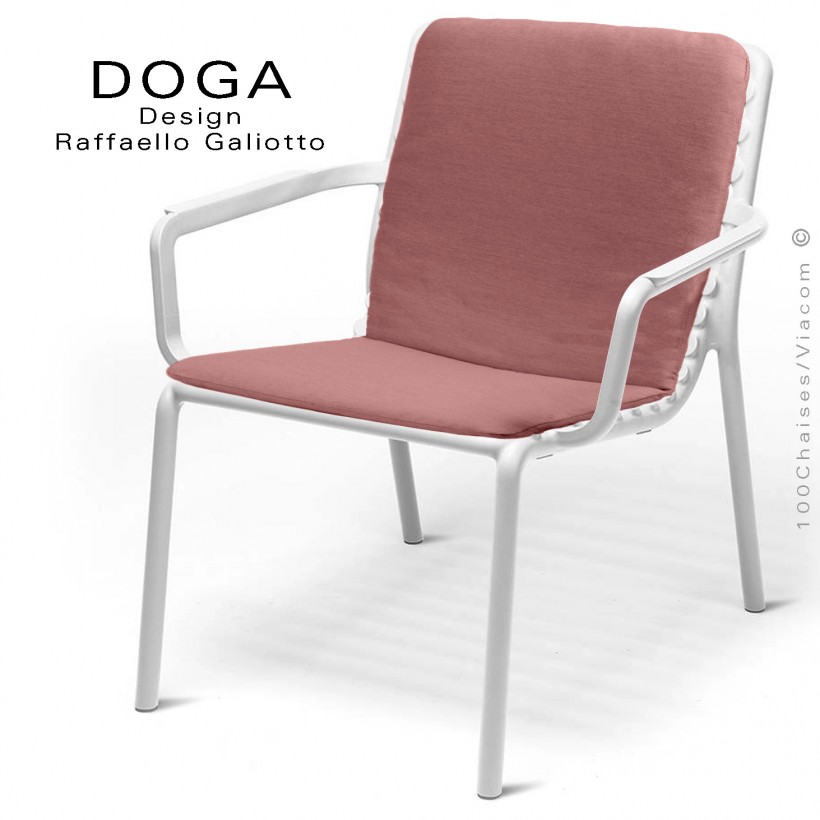 Fauteuil lounge design DOGA relax, structure et assise plastique monobloc couleur blanc, coussin couleur rose opéra.