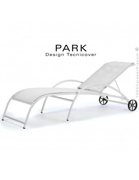 Bain de soleil, transat, chaise longue PARK, structure acier peinte blanc avec roulettes, assise tissu couleur blanc.