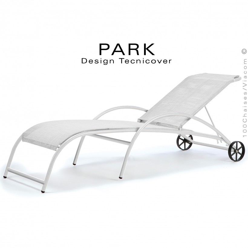 Bain de soleil, transat, chaise longue PARK, structure acier peinte blanc avec roulettes, assise tissu couleur blanc.