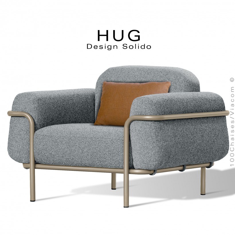 Fauteuil lounge d'extérieur HUG, structure acier peint beige, assise coussin habillage tissu argent-gris + orange.