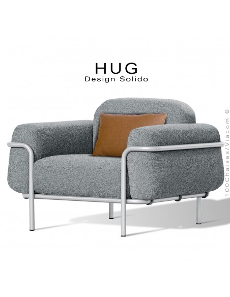 Fauteuil lounge d'extérieur HUG, structure acier peint blanc, assise coussin habillage tissu argent-gris + orange.