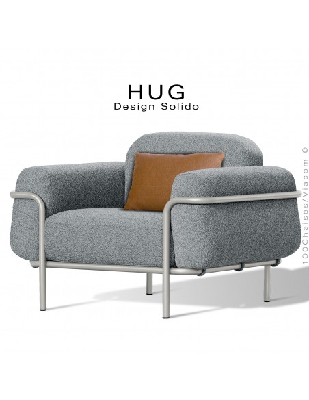 Fauteuil lounge d'extérieur HUG, structure acier peint blanc perle, assise coussin habillage tissu argent-gris + orange.