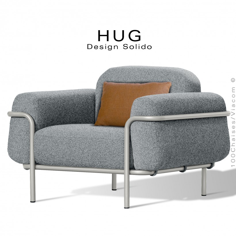 Fauteuil lounge d'extérieur HUG, structure acier peint blanc perle, assise coussin habillage tissu argent-gris + orange.