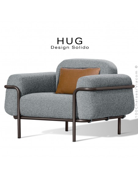 Fauteuil lounge d'extérieur HUG, structure acier peint bronze, assise coussin habillage tissu argent-gris + orange.