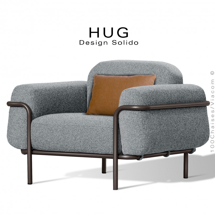 Fauteuil lounge d'extérieur HUG, structure acier peint bronze, assise coussin habillage tissu argent-gris + orange.