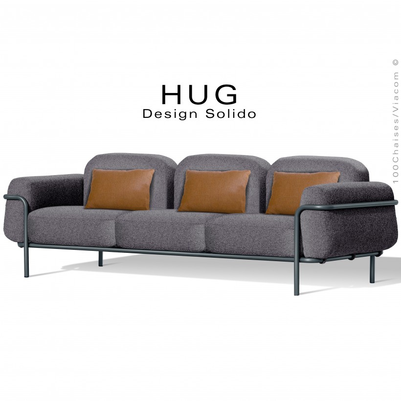 Canapé d'extérieur HUG, structure acier peint anthracite, assise 6 coussins habillage tissu gris foncé avec accoudoirs.