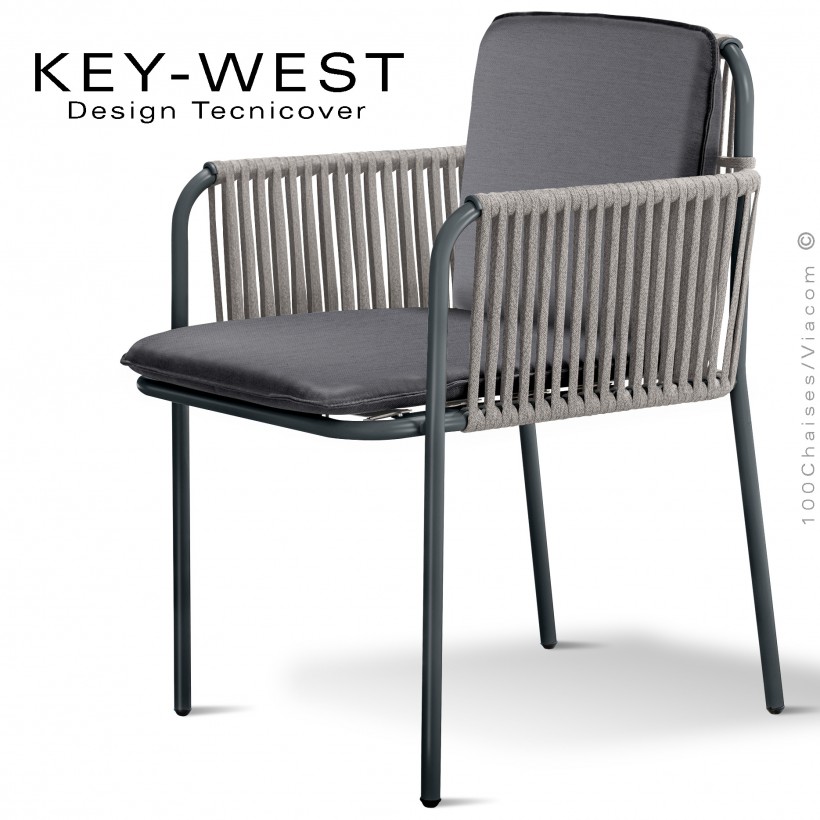 Fauteuil KEY-WEST, acier peint anthracite, assise et dossier coussins tissu gris foncé, accoudoirs tressage corde crème.