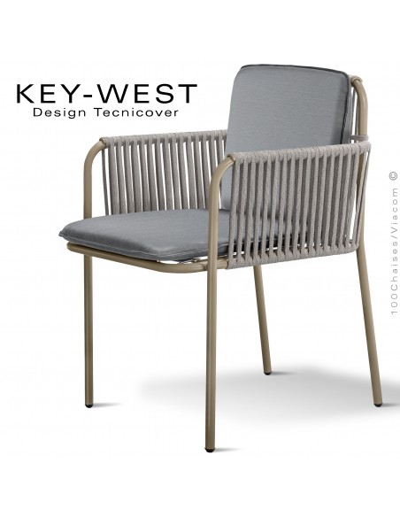 Fauteuil KEY-WEST, acier peint beige, assise et dossier coussins tissu argent, accoudoirs tressage corde crème.