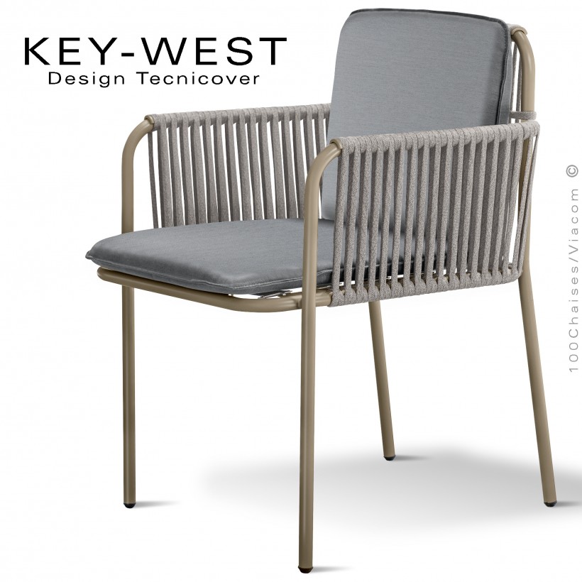 Fauteuil KEY-WEST, acier peint beige, assise et dossier coussins tissu argent, accoudoirs tressage corde crème.