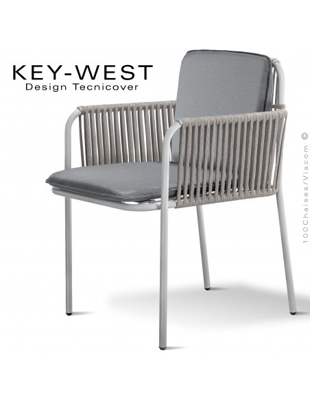 Fauteuil KEY-WEST, acier peint blanc, assise et dossier coussins tissu argent, accoudoirs tressage corde crème.