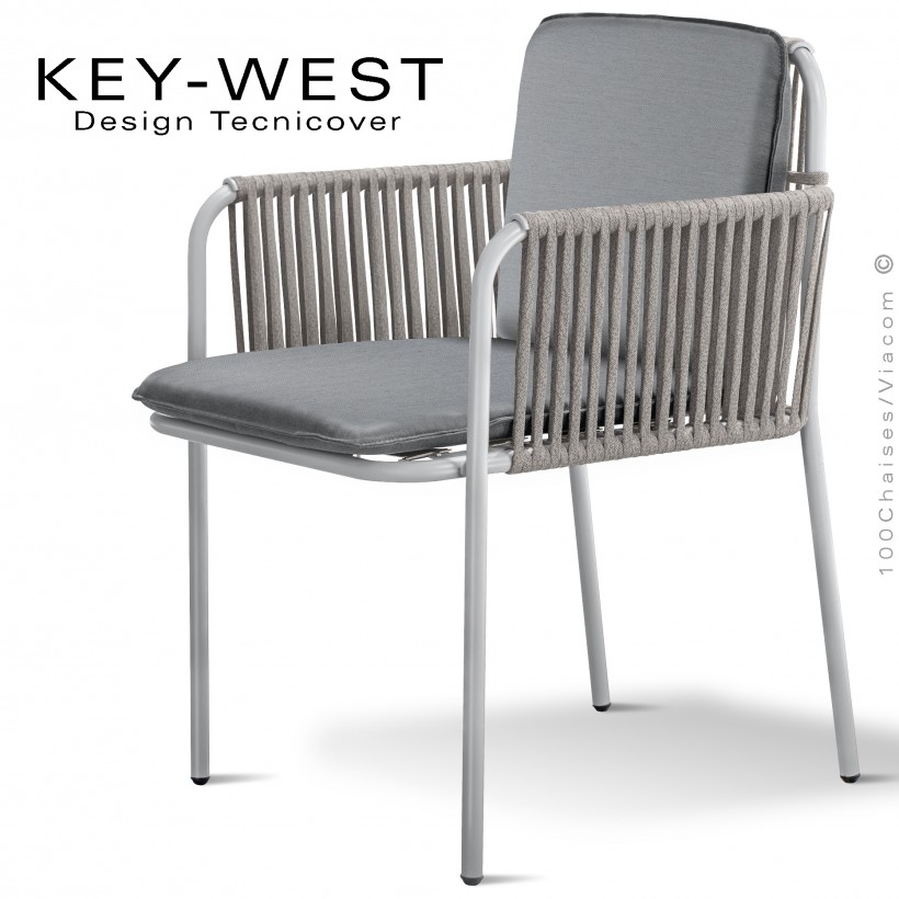 Fauteuil KEY-WEST, acier peint blanc, assise et dossier coussins tissu argent, accoudoirs tressage corde crème.