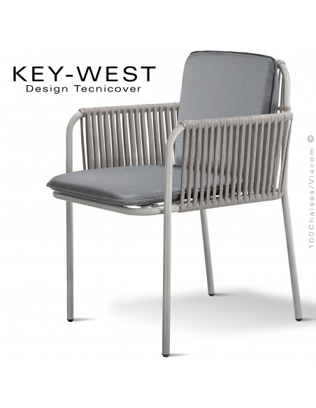 Fauteuil KEY-WEST, acier peint blanc perle, assise et dossier coussins tissu argent, accoudoirs tressage corde crème.