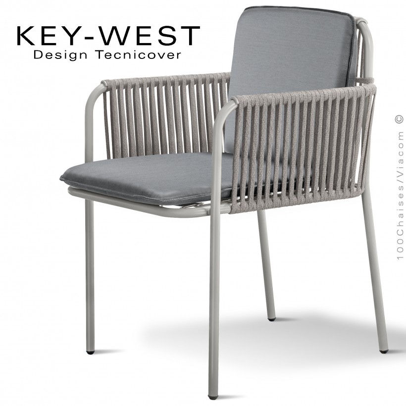 Fauteuil KEY-WEST, acier peint blanc perle, assise et dossier coussins tissu argent, accoudoirs tressage corde crème.