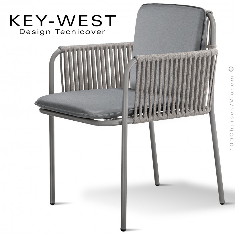 Fauteuil KEY-WEST, acier peint gris Tourterelle, assise et dossier coussins tissu argent, accoudoirs tressage corde crème.