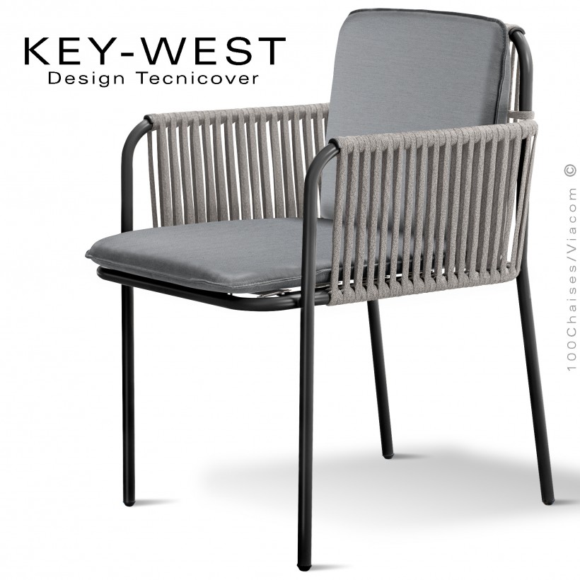 Fauteuil KEY-WEST, acier peint noir, assise et dossier coussins tissu argent, accoudoirs tressage corde crème.