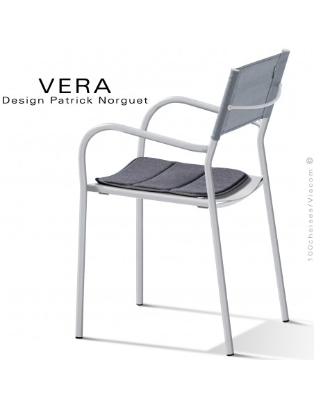 Fauteuil repas d'extérieur VERA, structure acier galvanisé peint blanc, dossier Batyline gris-argent, coussin anthracite.