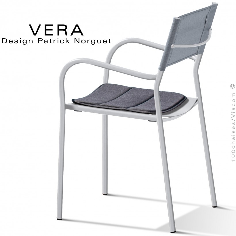 Fauteuil repas d'extérieur VERA, structure acier galvanisé peint blanc, dossier Batyline gris-argent, coussin anthracite.