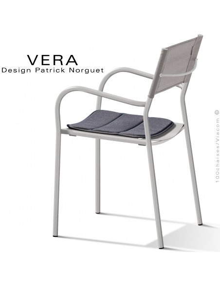 Fauteuil repas d'extérieur VERA, structure acier galvanisé peint blanc perle, dossier Batyline argile, coussin anthracite.