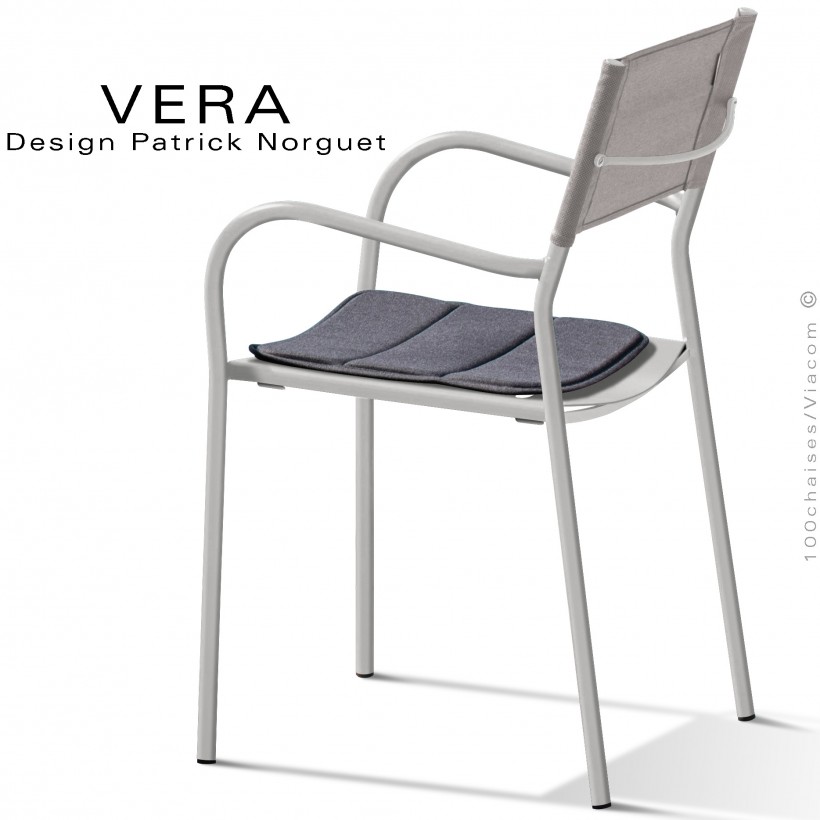 Fauteuil repas d'extérieur VERA, structure acier galvanisé peint blanc perle, dossier Batyline argile, coussin anthracite.