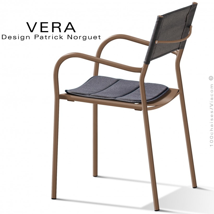 Fauteuil repas d'extérieur VERA, structure acier galvanisé peint corten, dossier Batyline et coussin anthracite.