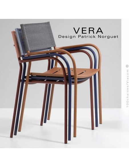 La collection d'assise VERA, est empilable. Facilitant le rangement.