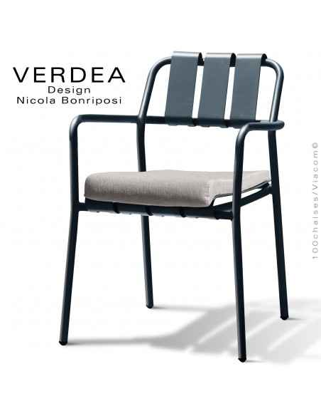 Fauteuil confort d'extérieur repas VERDEA, structure aluminium peint anthracite, assise avec coussin couleur argile.