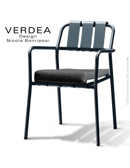 Fauteuil confort d'extérieur repas VERDEA, structure aluminium peint anthracite, assise avec coussin couleur gris foncé.