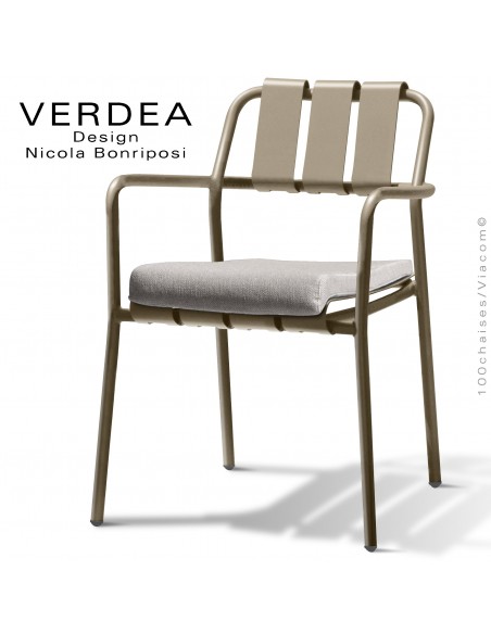 Fauteuil confort d'extérieur repas VERDEA, structure aluminium peint beige, assise avec coussin couleur argile.