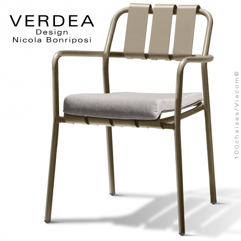 Fauteuil confort d'extérieur repas VERDEA, structure aluminium peint beige, assise avec coussin couleur argile.