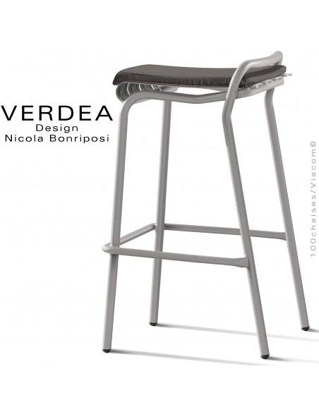 Tabouret de bar d'extérieur VERDEA, structure aluminium peint gris Tourterelle, assise coussin couleur gris foncé.