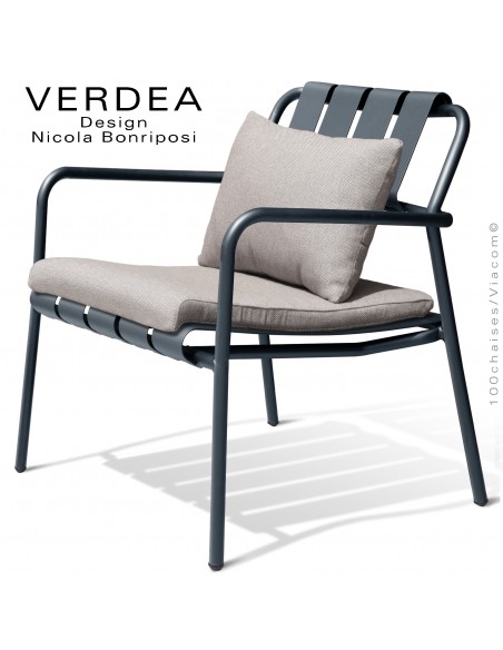 Fauteuil lounge d'extérieur VERDEA, structure aluminium peint anthracite, assise avec coussins couleur crème.