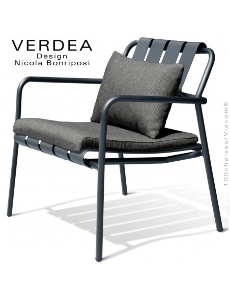 Fauteuil lounge d'extérieur VERDEA, structure aluminium peint anthracite, assise avec coussins couleur gris foncé.