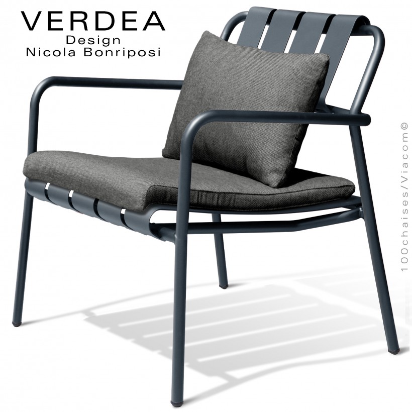 Fauteuil lounge d'extérieur VERDEA, structure aluminium peint anthracite, assise avec coussins couleur gris foncé.