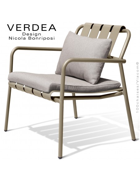 Fauteuil lounge d'extérieur VERDEA, structure aluminium peint beige, assise avec coussins couleur crème.