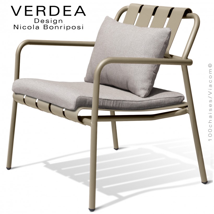 Fauteuil lounge d'extérieur VERDEA, structure aluminium peint beige, assise avec coussins couleur crème.