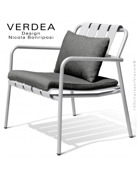 Fauteuil lounge d'extérieur VERDEA, structure aluminium peint blanc, assise avec coussins couleur gris foncé.