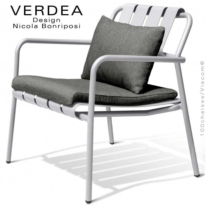 Fauteuil lounge d'extérieur VERDEA, structure aluminium peint blanc, assise avec coussins couleur gris foncé.