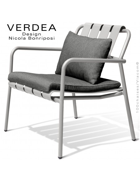 Fauteuil lounge d'extérieur VERDEA, structure aluminium peint blanc perle, assise avec coussins couleur gris foncé.