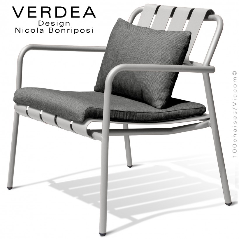 Fauteuil lounge d'extérieur VERDEA, structure aluminium peint blanc perle, assise avec coussins couleur gris foncé.