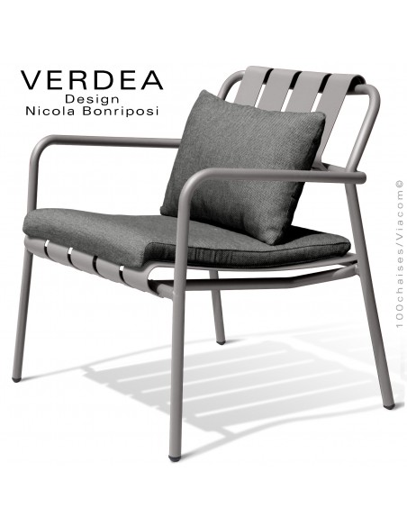 Fauteuil lounge d'extérieur VERDEA, structure aluminium peint gris Tourterelle, assise avec coussins couleur gris foncé.