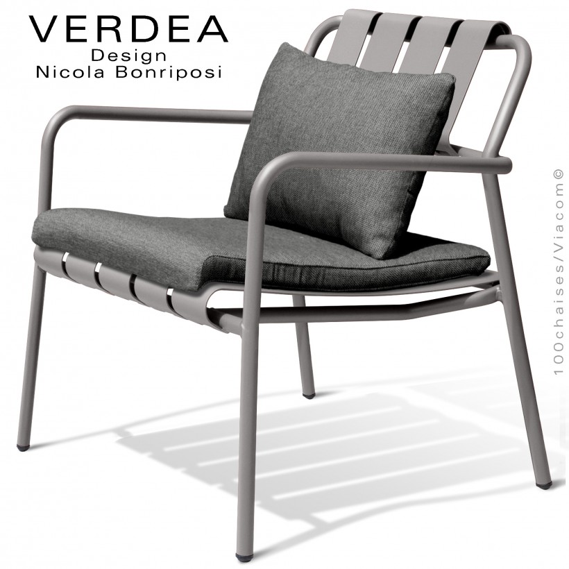 Fauteuil lounge d'extérieur VERDEA, structure aluminium peint gris Tourterelle, assise avec coussins couleur gris foncé.