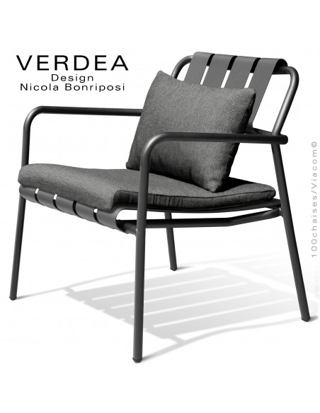 Fauteuil lounge d'extérieur VERDEA, structure aluminium peint noir, assise avec coussins couleur gris foncé.