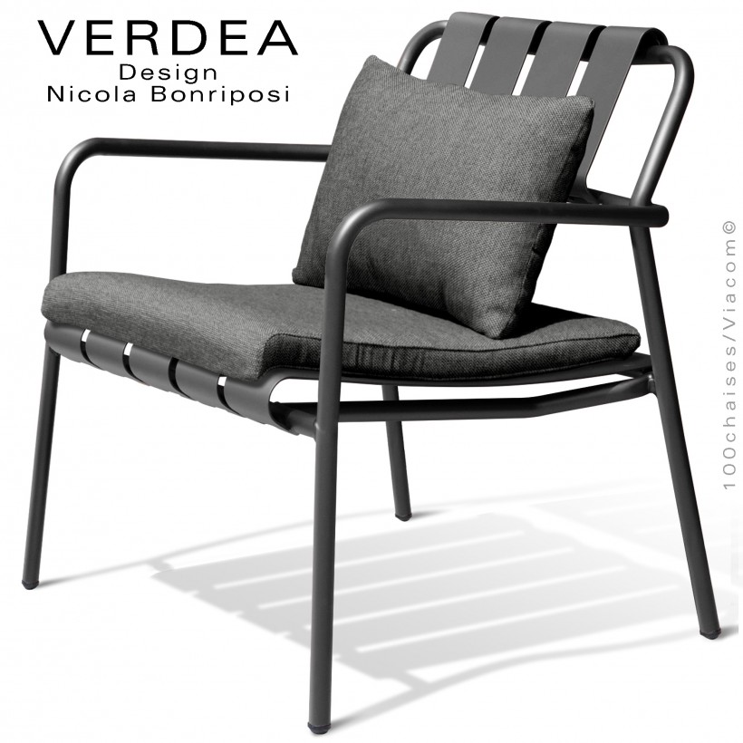 Fauteuil lounge d'extérieur VERDEA, structure aluminium peint noir, assise avec coussins couleur gris foncé.